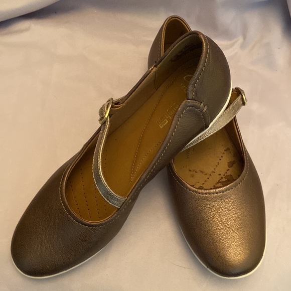 Clarks women’sGolden Brown  ballet flats size 7 1/2 - Picture 7 of 11